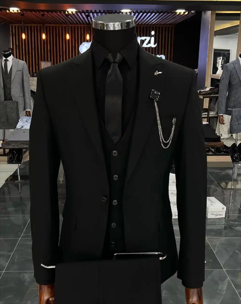 Siyah Takım Elbisenin Moda Dünyasındaki Yeri ve Şıklık Sırları Hakkında Kapsamlı Bilgi