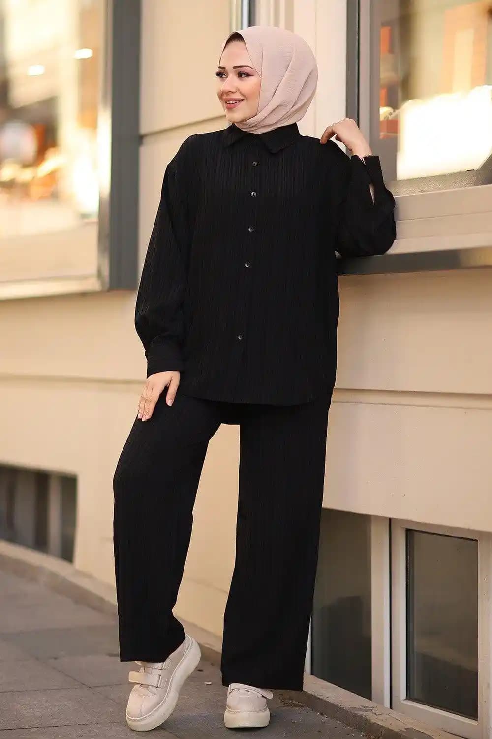 Siyah Takım ve Gömlek ile Zamansız Moda ve Stil İpuçları