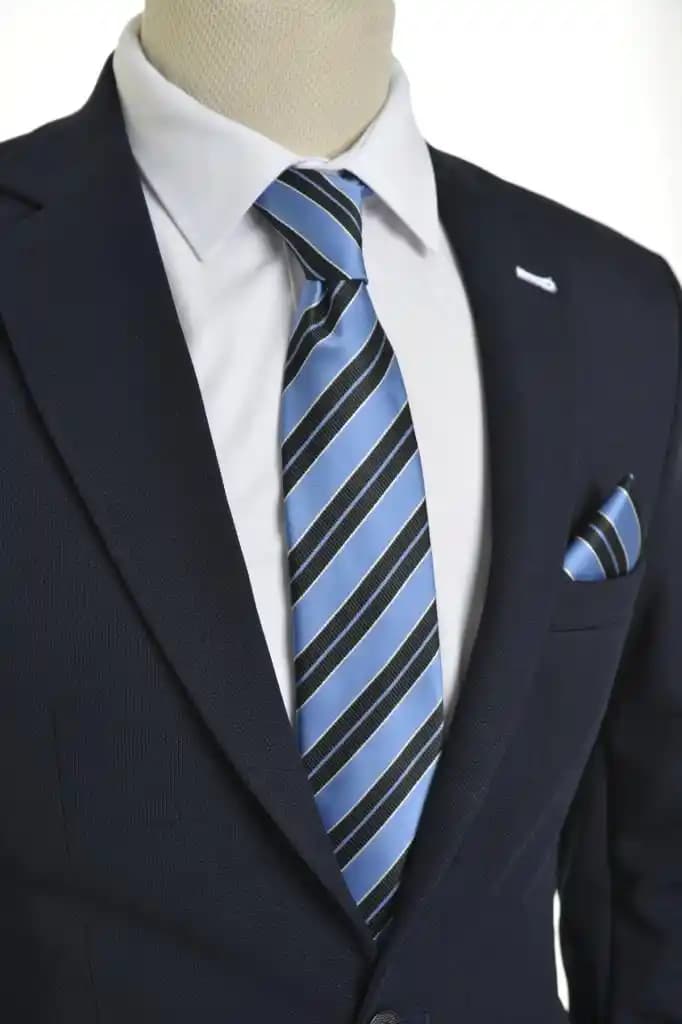 Siyah Takım ve Mavi Kravat Kombinasyonu: Zamansız ve Modern Erkek Şıklığı