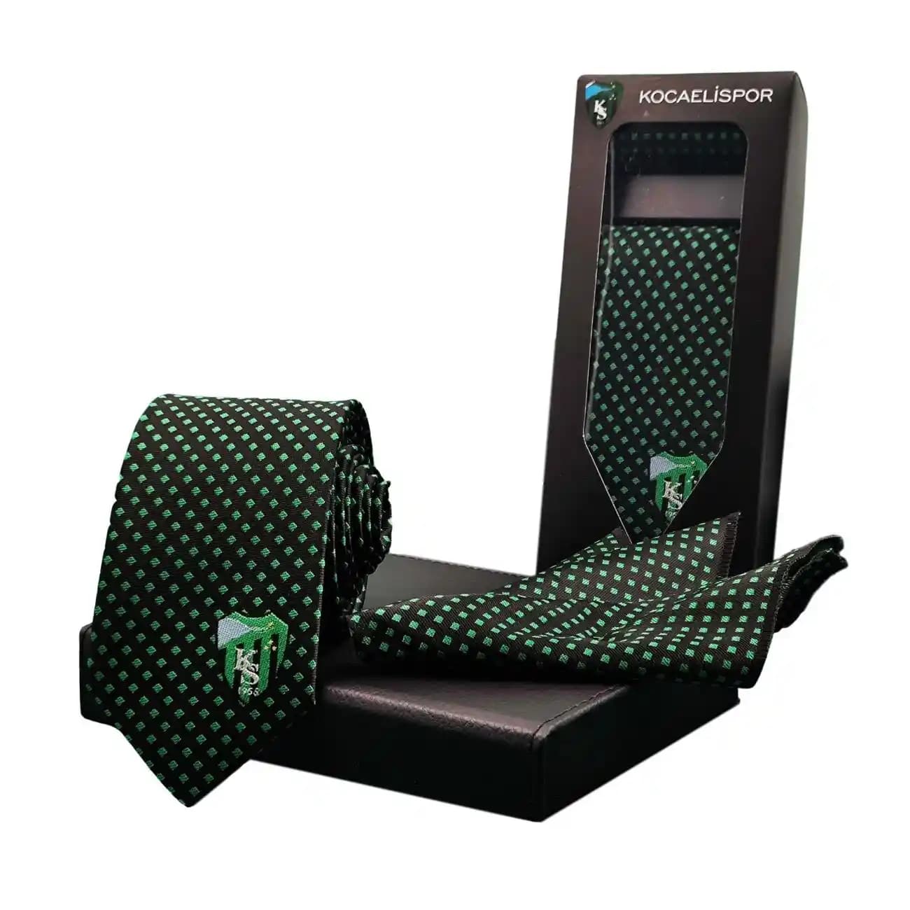 Siyah Takım ve Yeşil Kravat Kombiniyle Şıklık ve Tarzı Yansıtma Rehberi