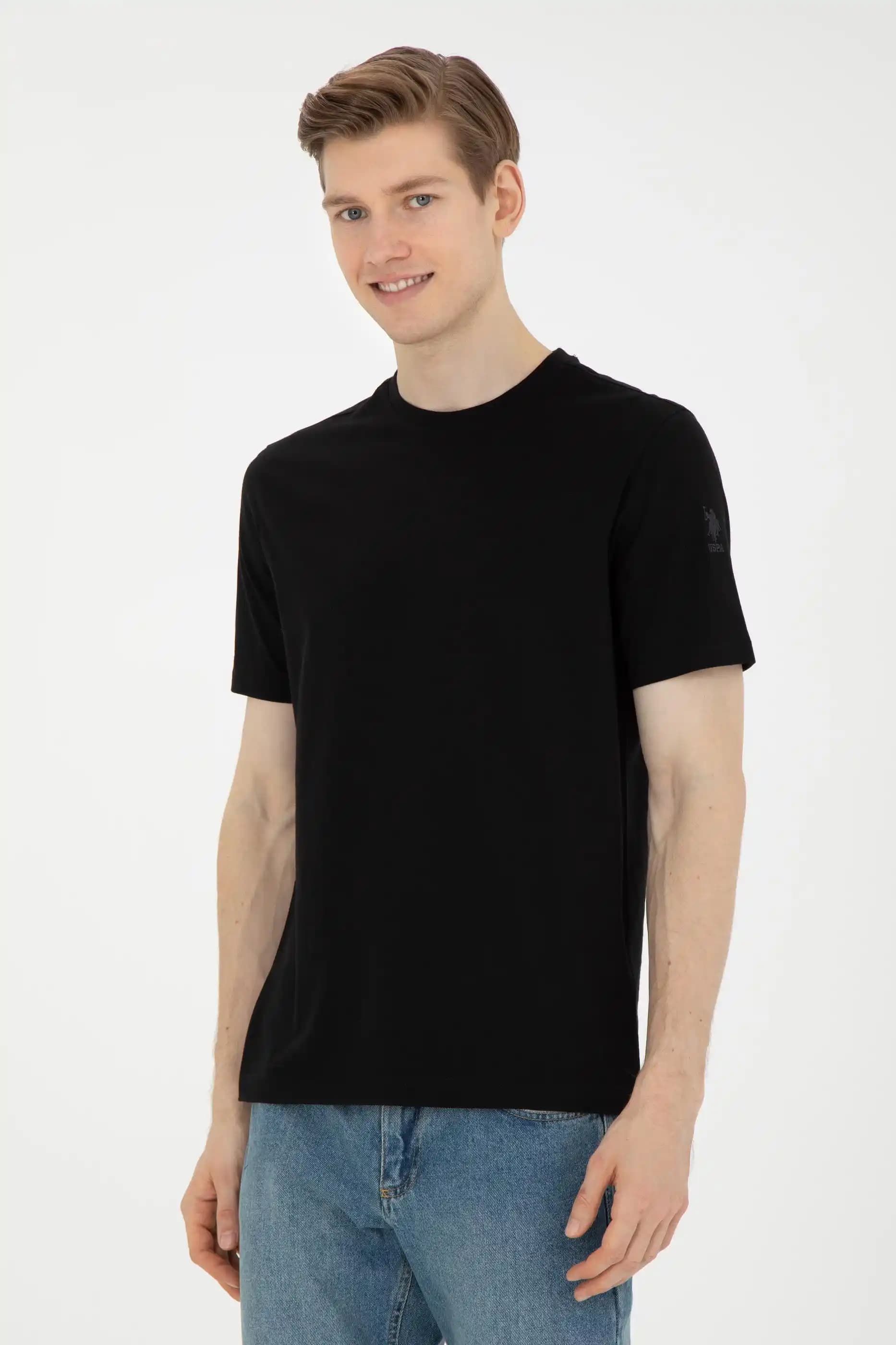 Siyah Temel Tişört: Moda Dünyasında Vazgeçilmez ve Çok Yönlü Parça