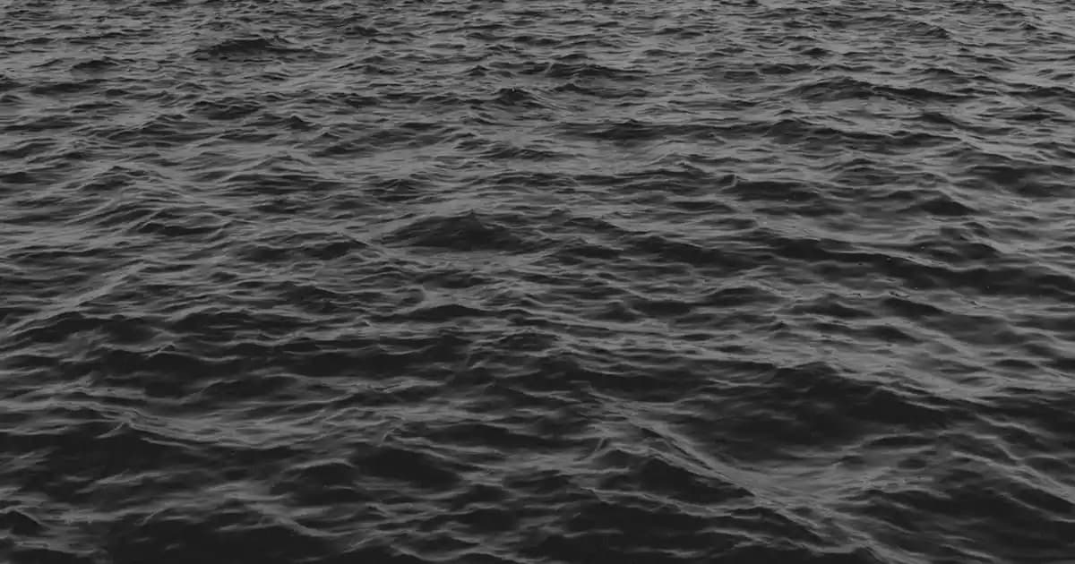 Siyah Triko Elbise ile Şıklık ve Rahatlığı Bir Arada Yansıtan Kombinasyonlar