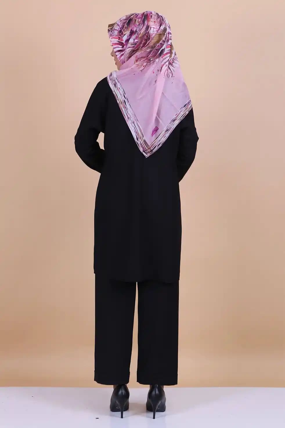 Siyah Tunik ve Kot Pantolon Kombini: Günlük ve Özel Tarzlar İçin Stil İpuçları