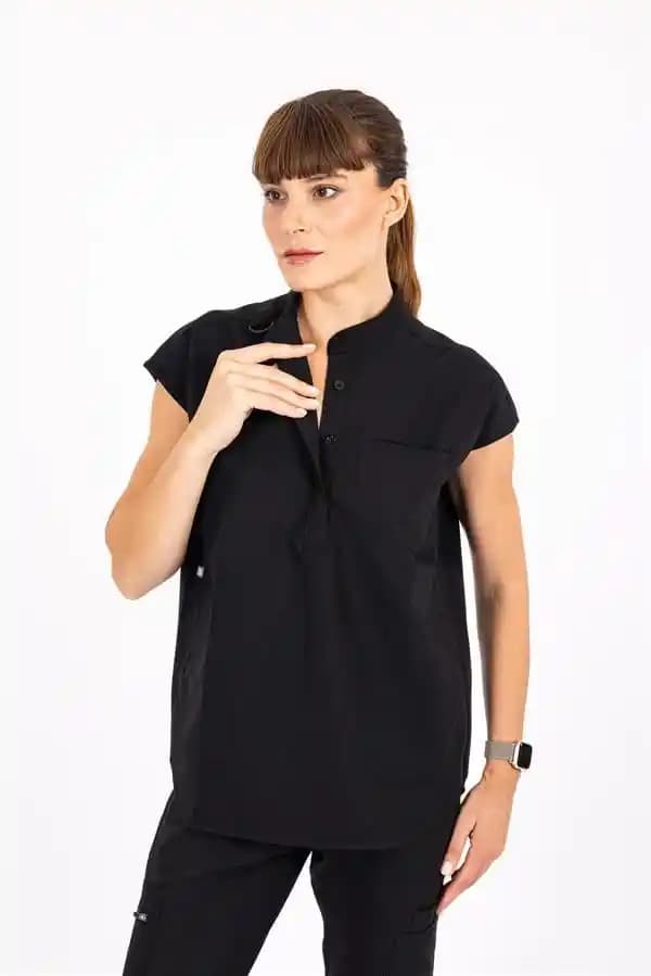 Siyah Üstler Moda Dünyasında Kendini İfade Etmenin Güçlü Yolu