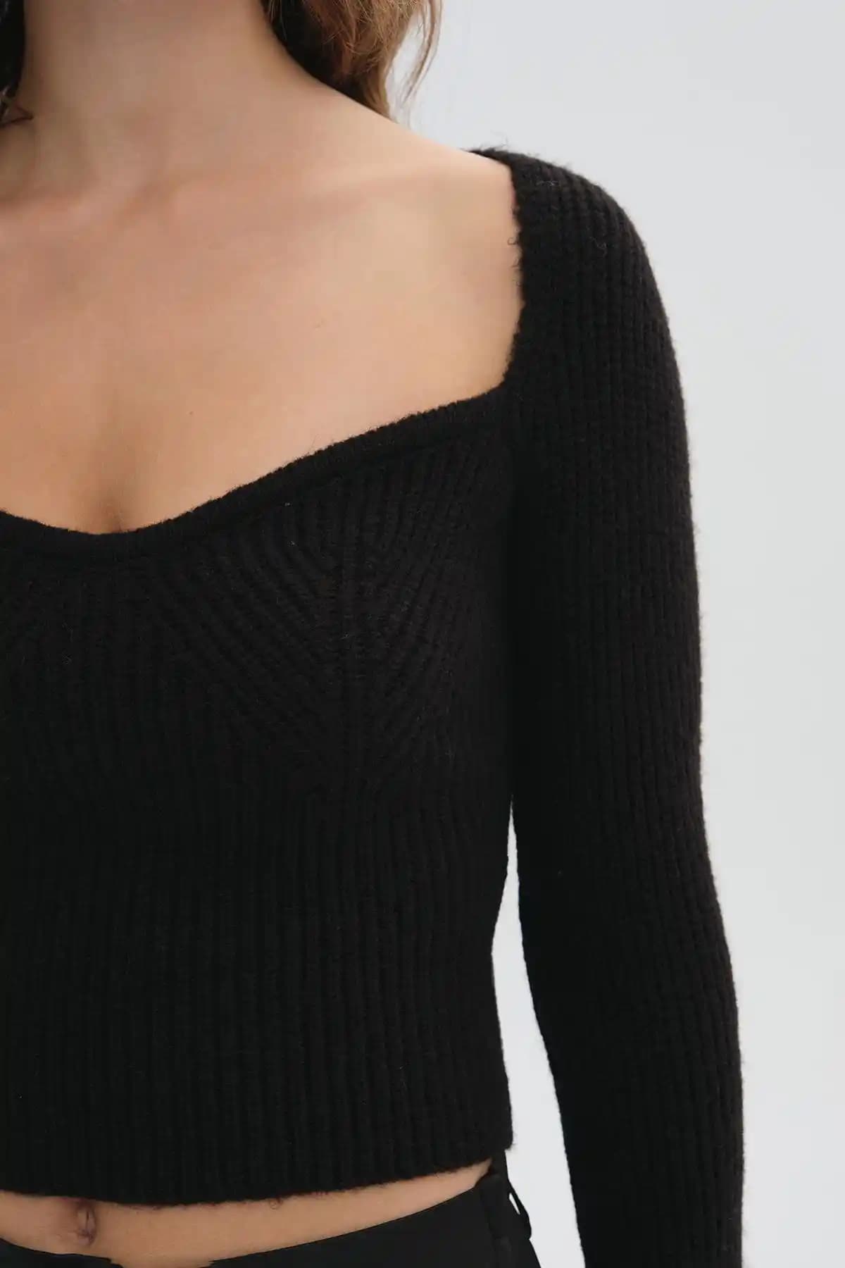 Siyah Uzun Kazaklar: Zamansız Moda Parçası ve Stil İpuçları