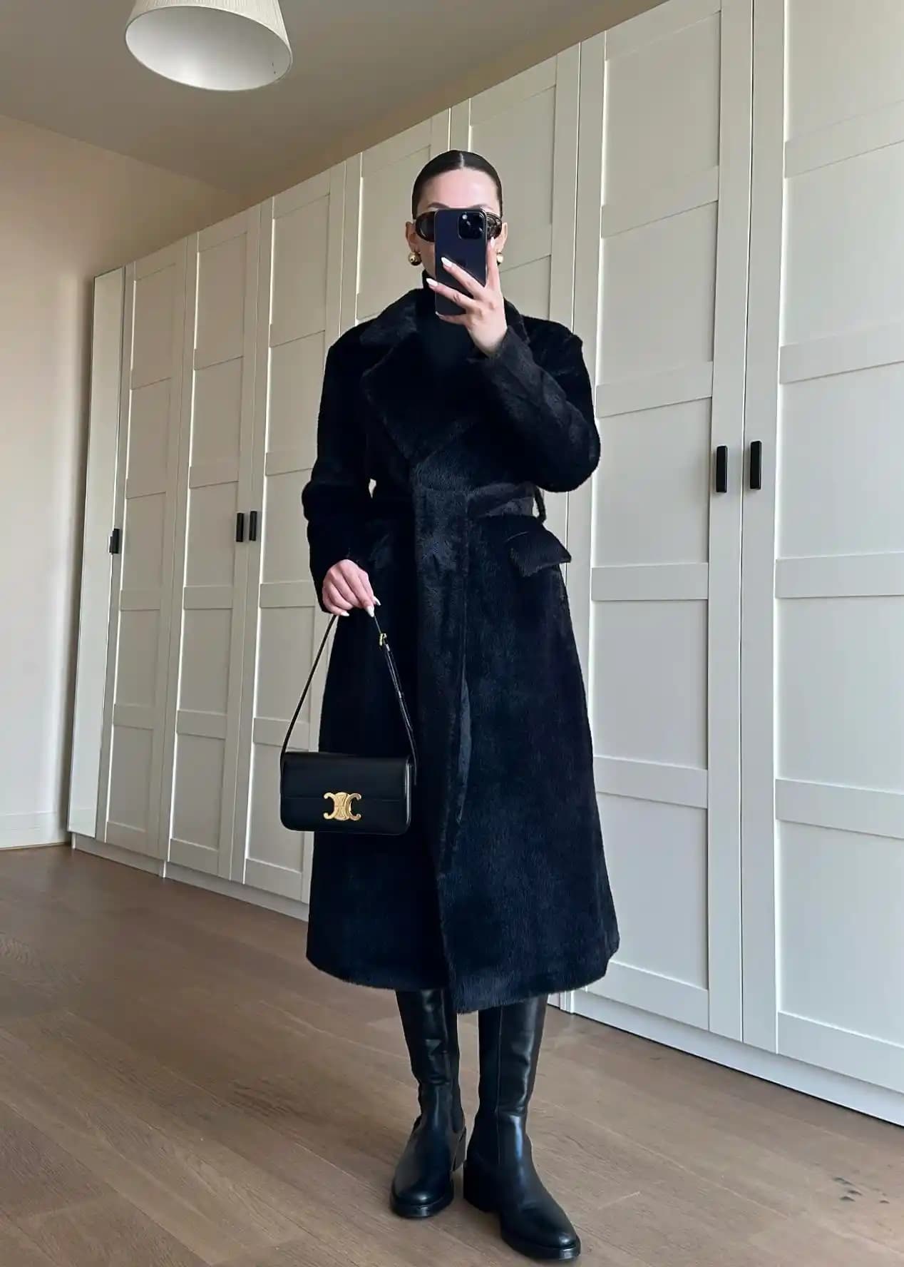 Siyah Uzun Palto Modasında Zamansız Şıklık ve Güncel Trendler