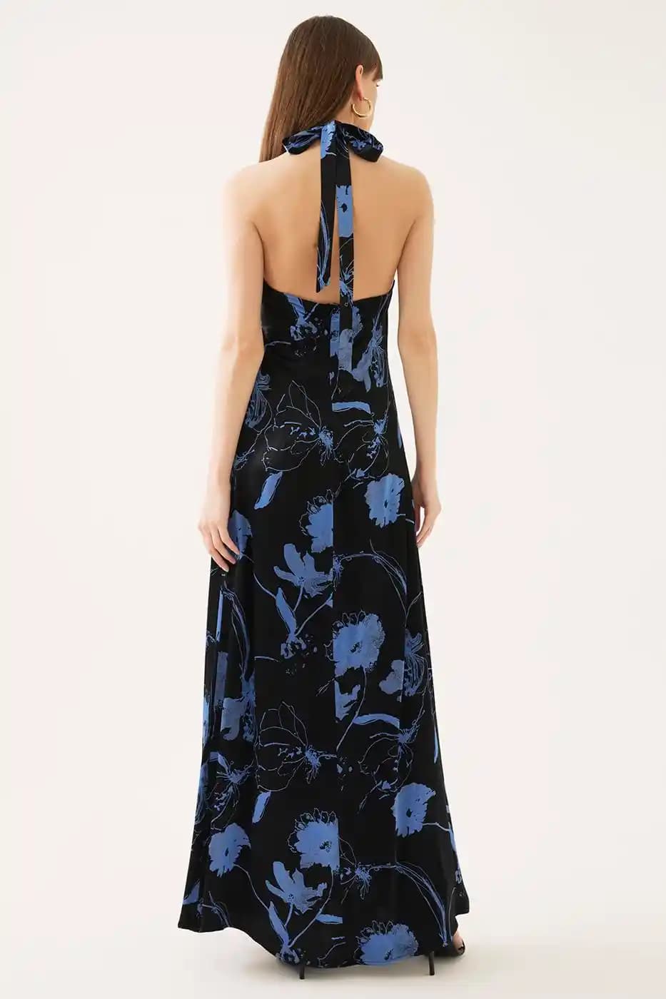 Siyah ve Mavi Elbise Modasında Zamansız Trendler ve Kombinasyon Önerileri