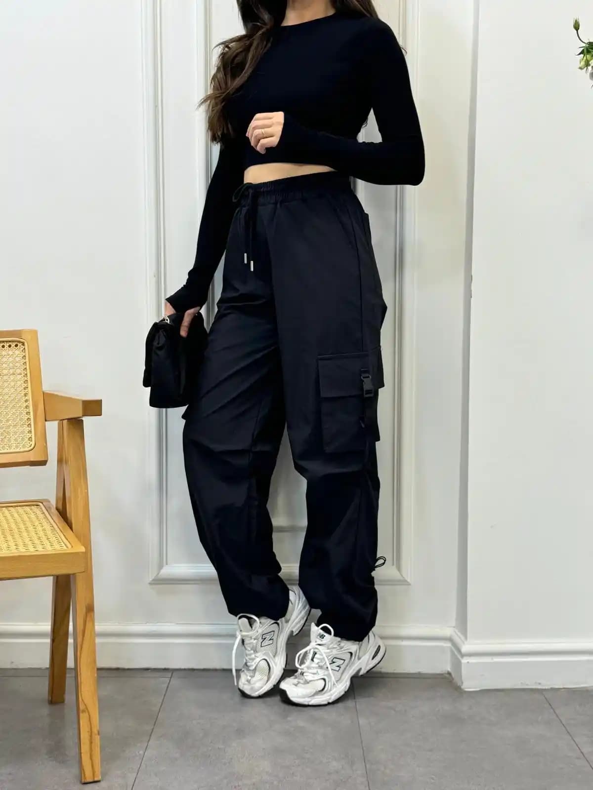 Siyah Yan Cepli Pantolon: Günlük ve Resmi Kombinler İçin Trend ve Şık Seçenekler