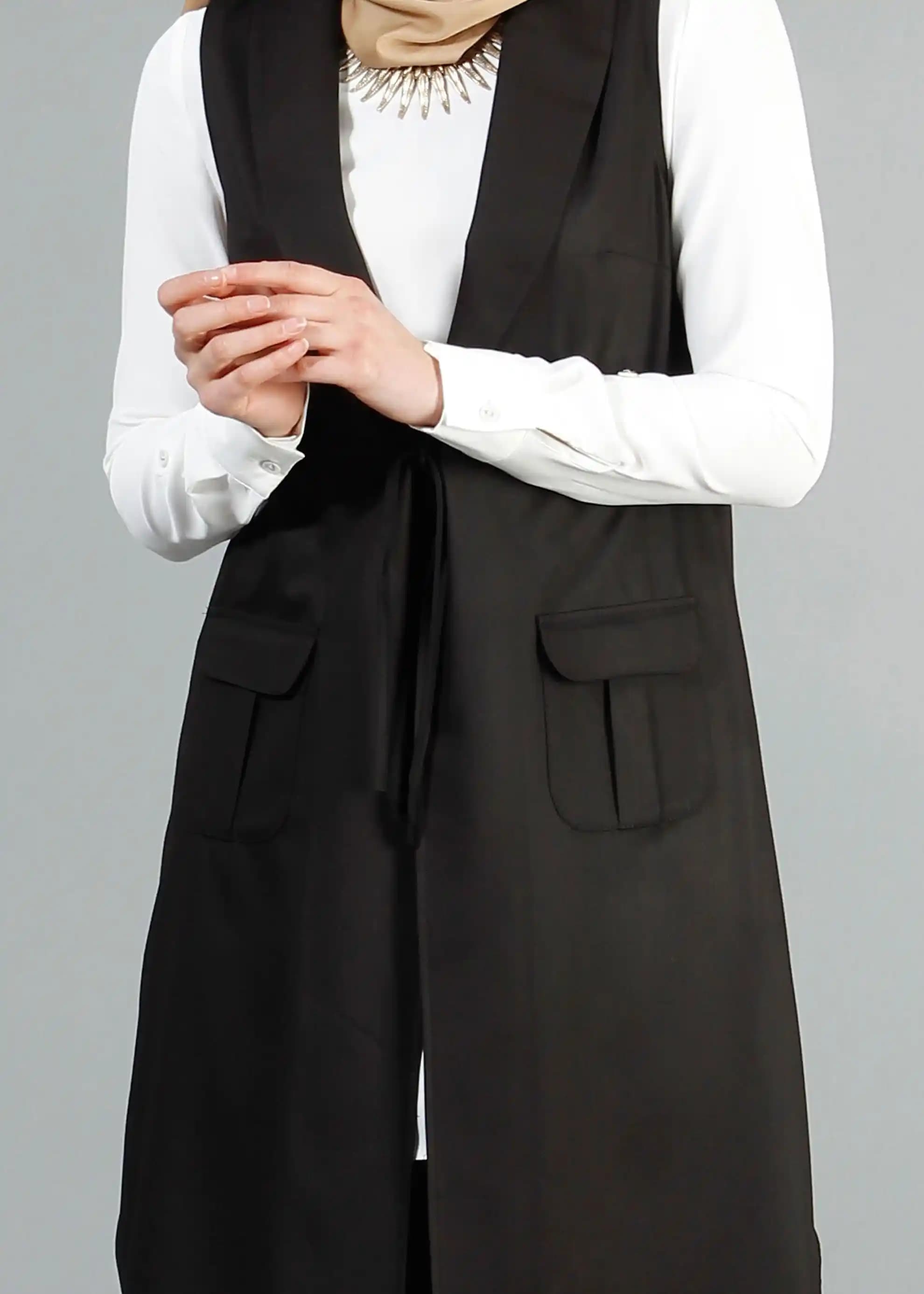 Siyah Yeleğin Moda Dünyasındaki Yeri ve Stil İpuçları 2023