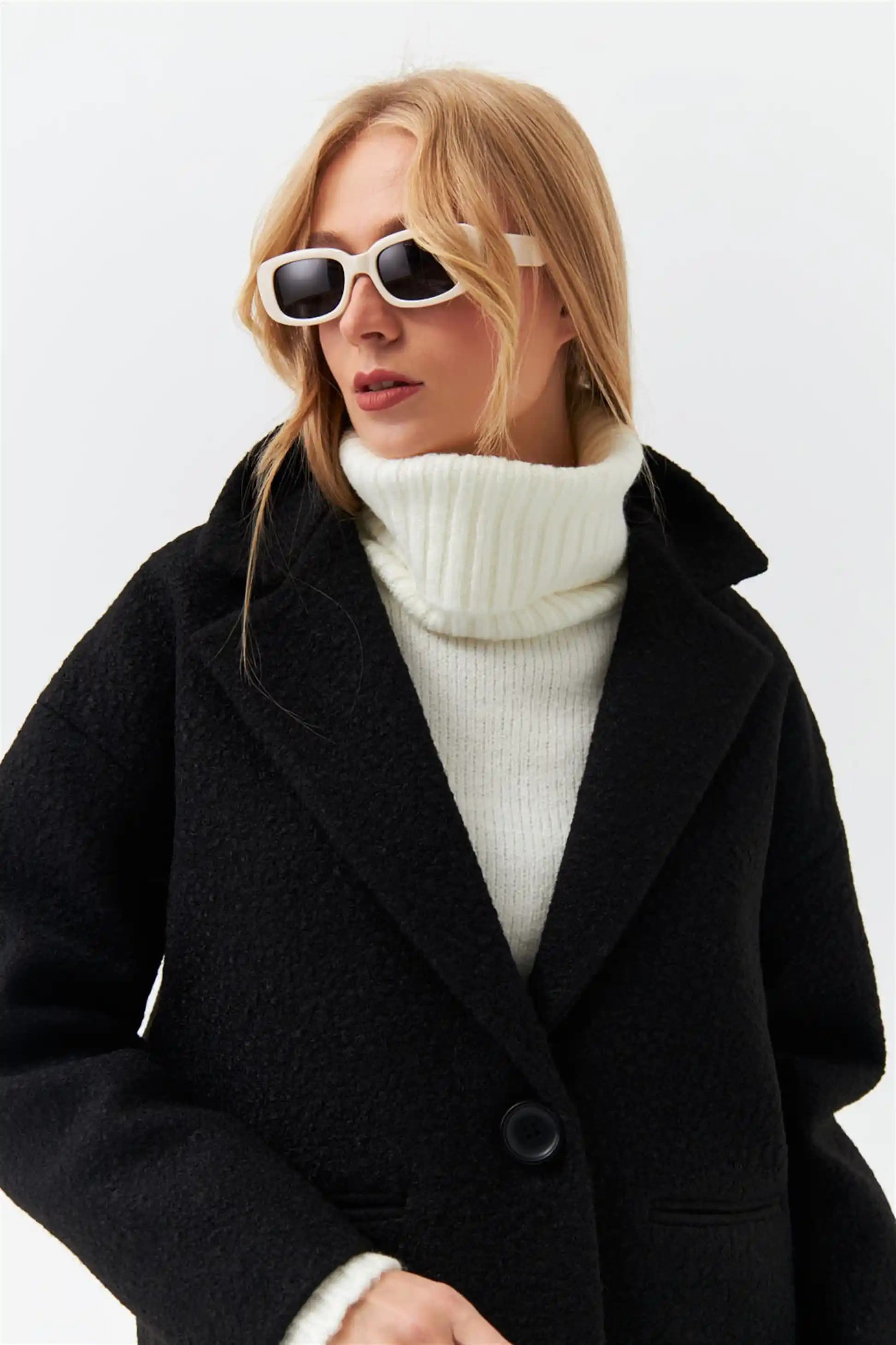 Siyah Yün Moda Dünyasında Zarafet ve Sürdürülebilirliğin Birleşimi