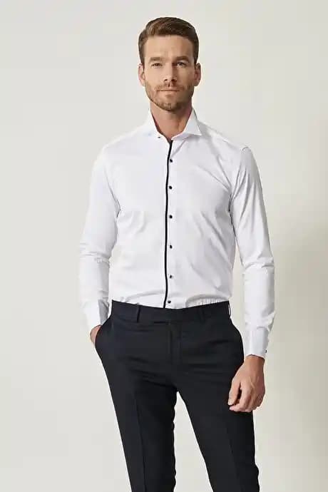 Slim Fit Gömlekler: Şıklık ve Konforu Bir Arada Sunan Modern Kıyafet Seçenekleri