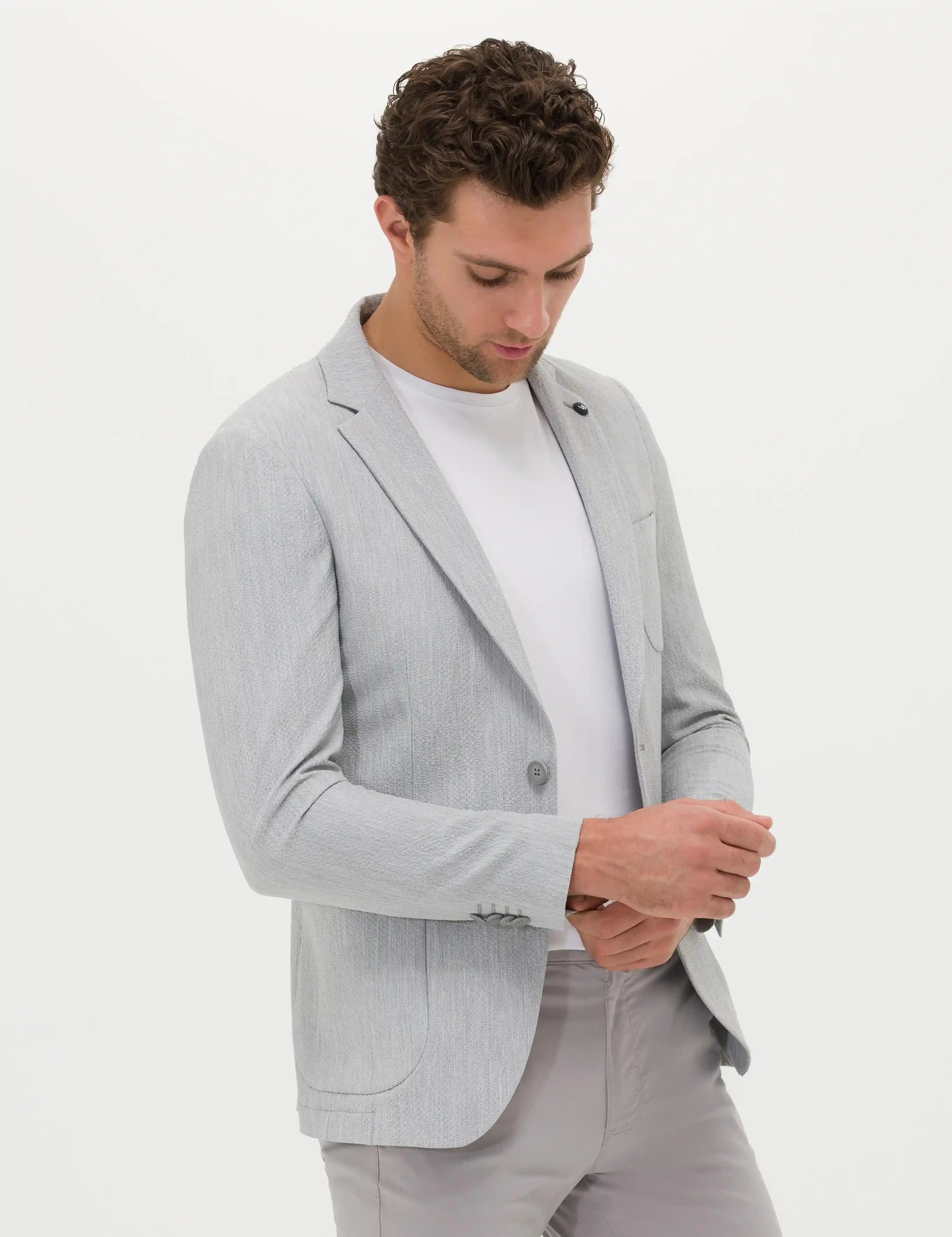 Slimfit Ceketler: Modern Şıklık ve Stil İpuçlarıyla Güncel Moda Trendleri