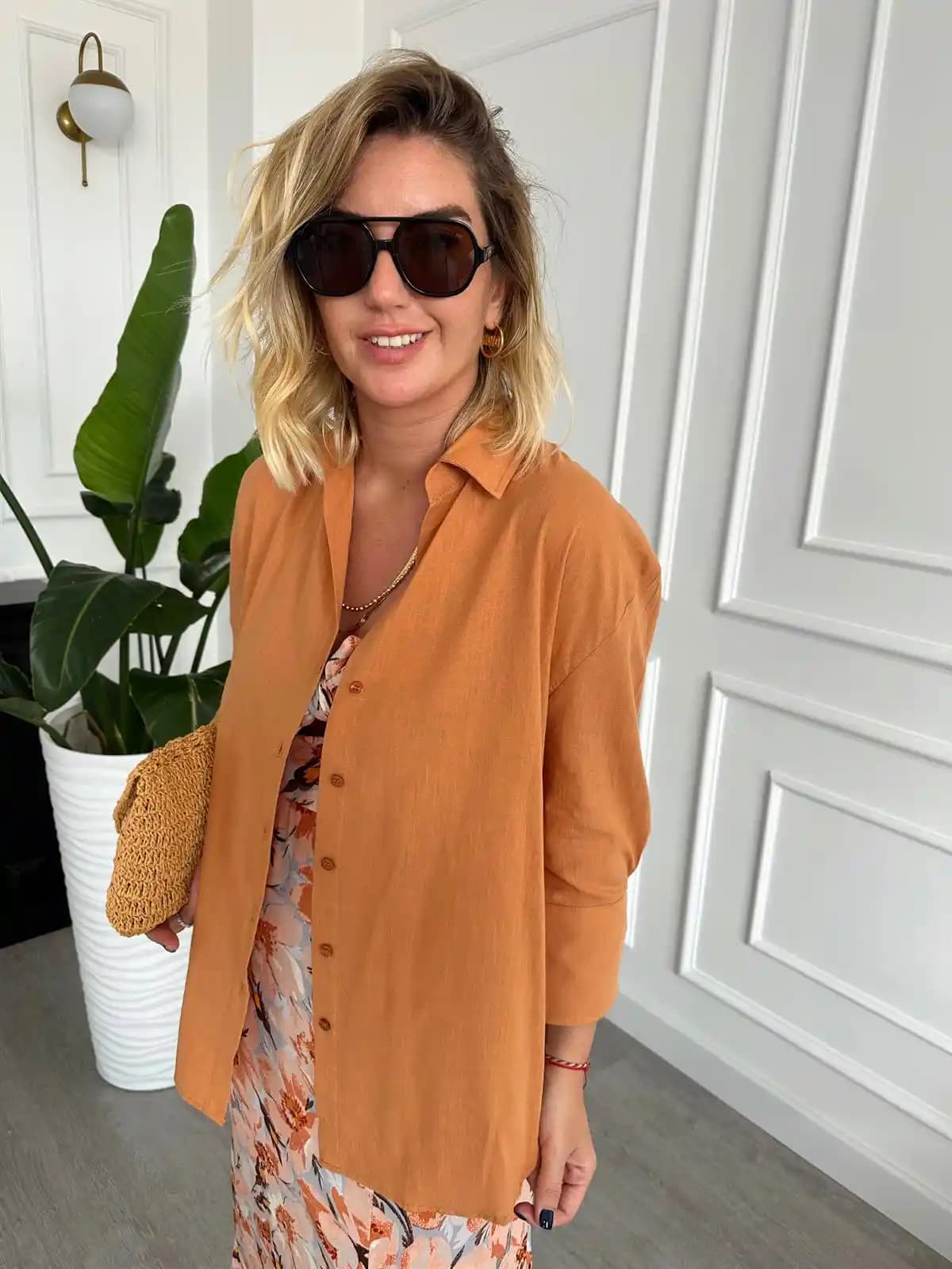 Somon Rengi Gömlek: Moda Dünyasında Zarif ve Çok Yönlü Bir Seçenek