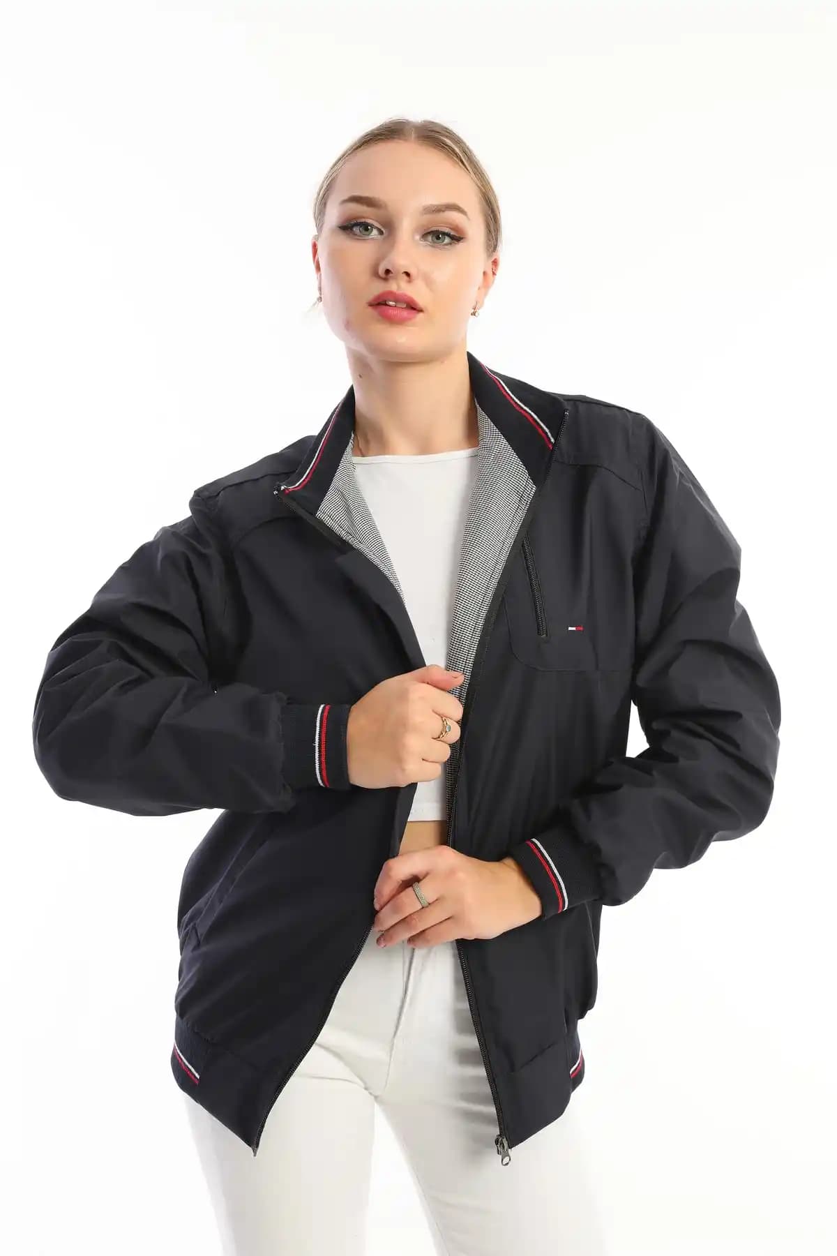 Su Geçirmeyen Montlar: Moda ve Fonksiyonellik Bir Arada Günlük ve Outdoor Kullanım İçin