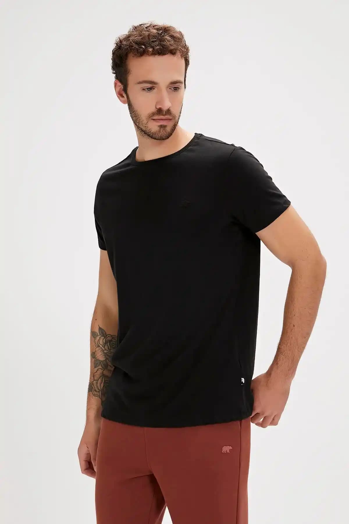 T-shirt modasının evrimi ve günümüz trendleri hakkında kapsamlı bir analiz