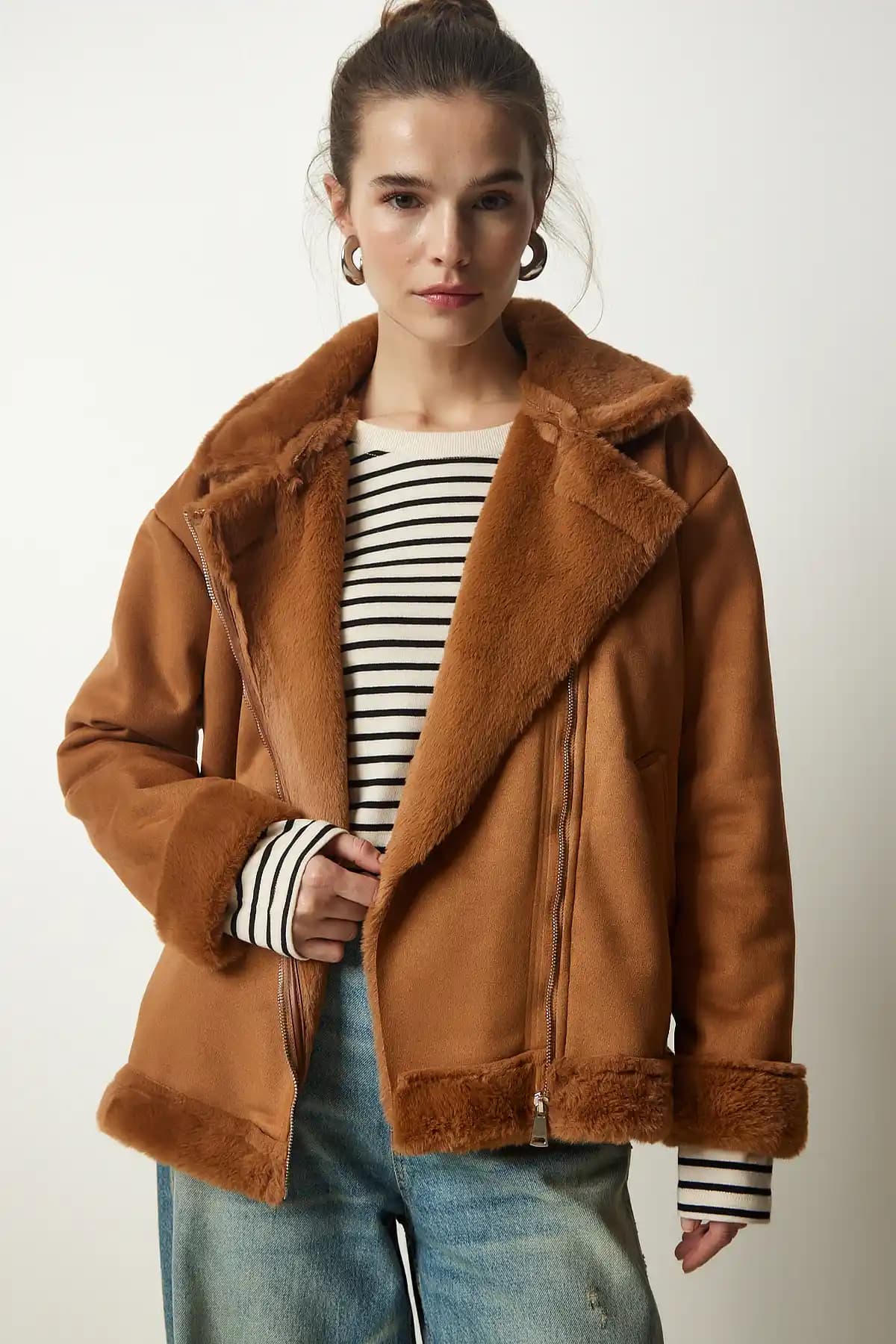 Taba Kürklü Montlar: Şıklık ve Fonksiyonelliğin Modern Yansıması