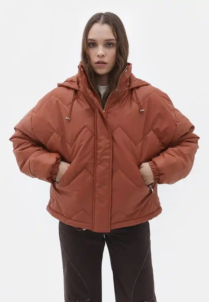 Taba Rengi Mont ile Kış Moda Trendlerini Yansıtarak Şıklığa Adım Atın