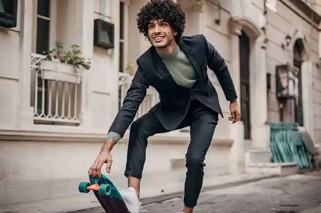 Takım Elbise ve Sneaker Kombinasyonu: Güncel Moda Trendleri ve Stil İpuçları