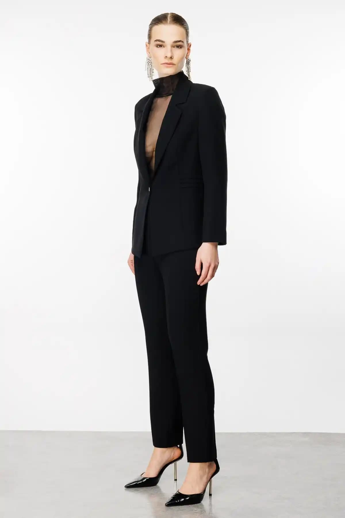 Takım Pantolon Modasında Güncel Trendler ve Şıklık ile Konforun Buluşması