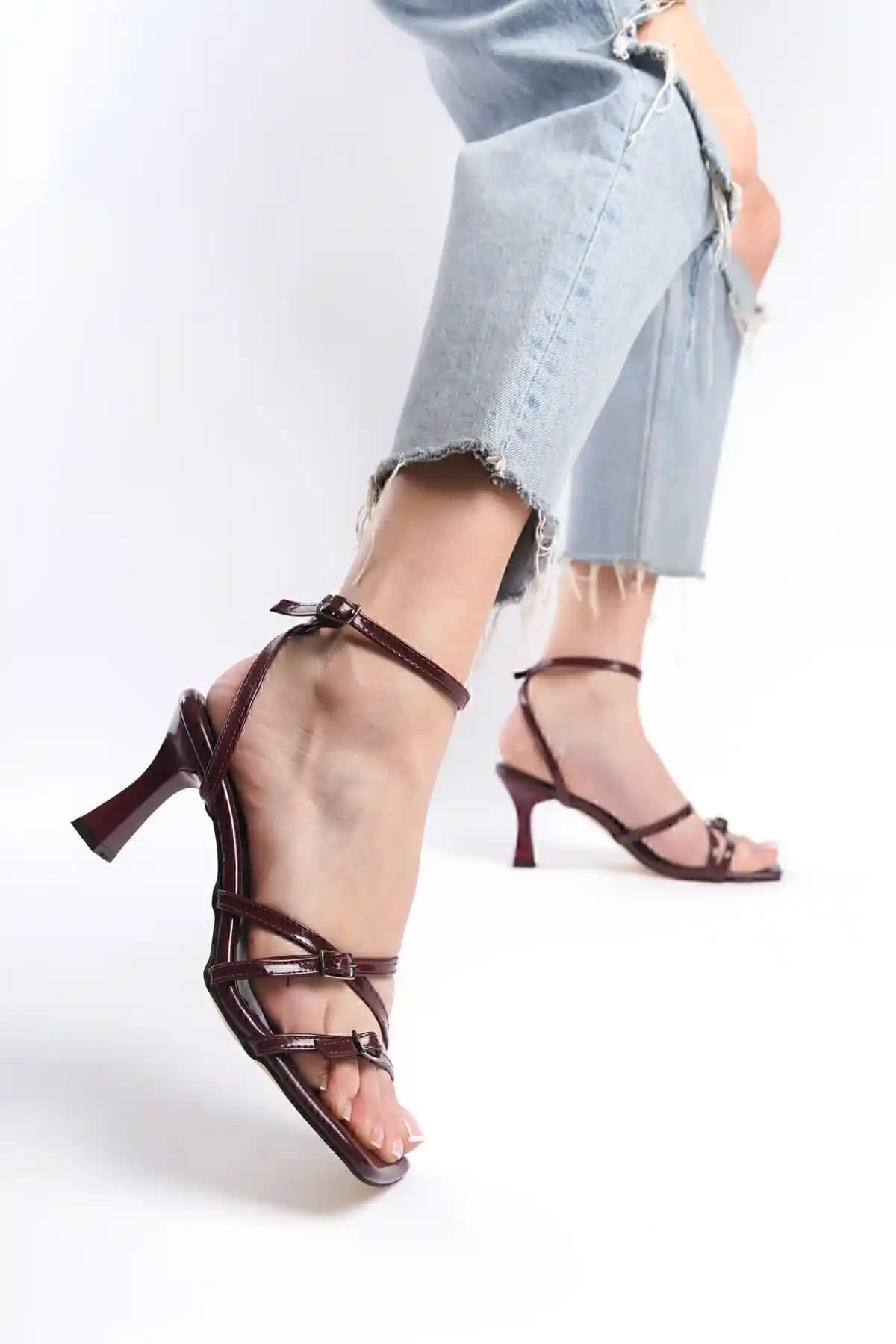 Taraklı Ayaklar İçin En Uygun Topuklu Ayakkabı Modelleri ve Stil İpuçları