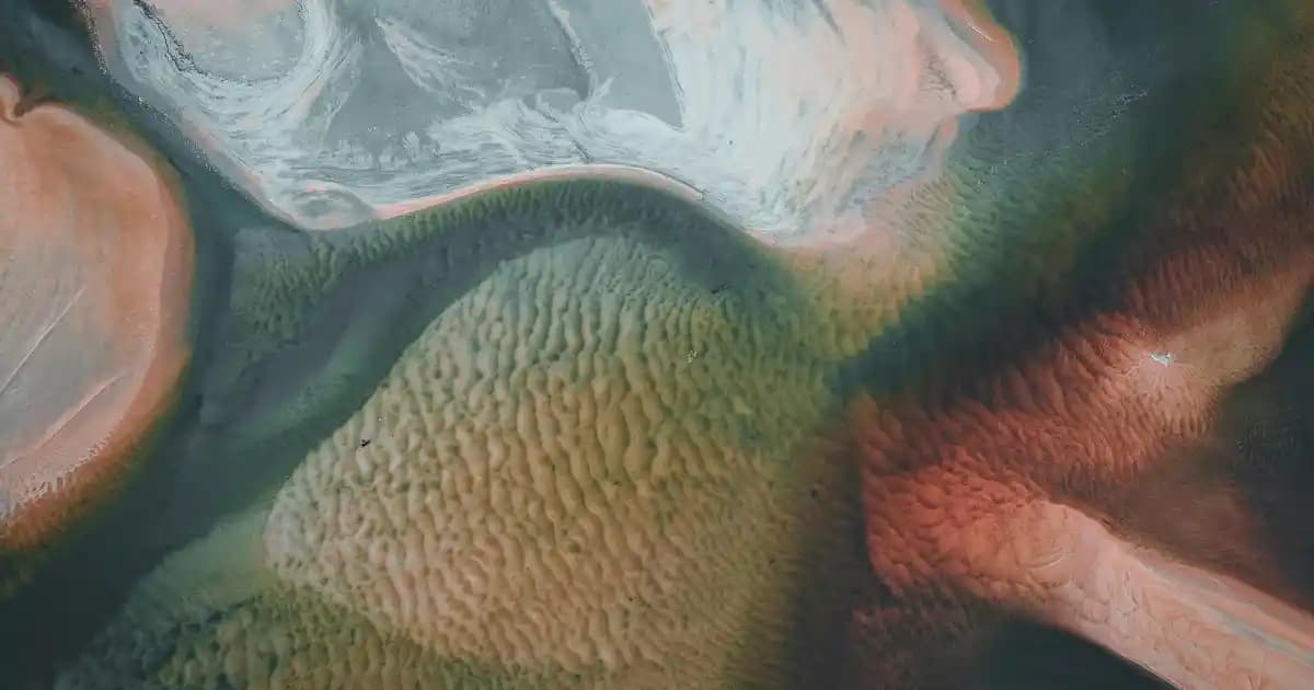 Tarçın Rengi Gömlek: Moda Trendlerinde Sıcak ve Şık Bir Seçenek