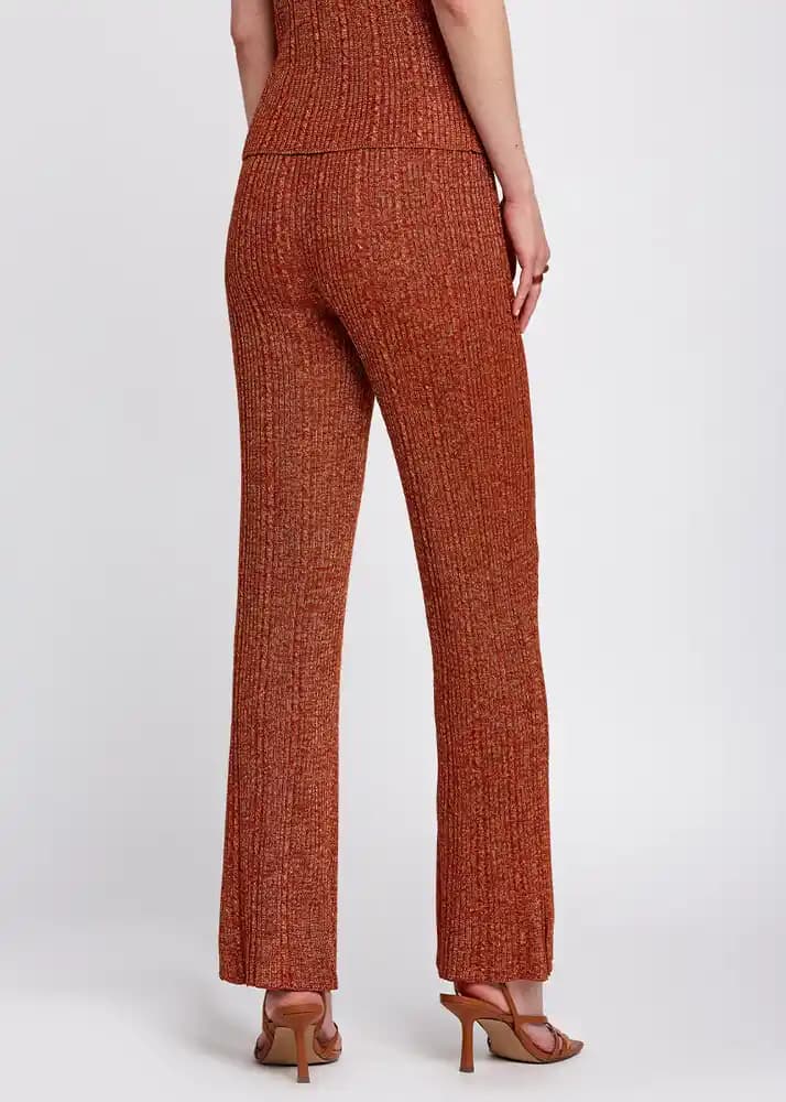 Tarçın Rengi Pantolon: Modern ve Şık Kombinlerle Günlük ve Özel Tarzınızı Yansıtın