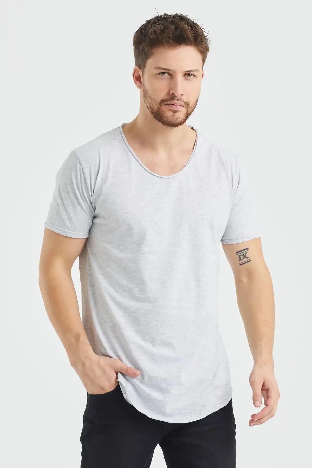 Tarz T-shirt Modası: Kişisel İfade ve Güncel Trendlerle Şıklık Yakalama Yöntemleri