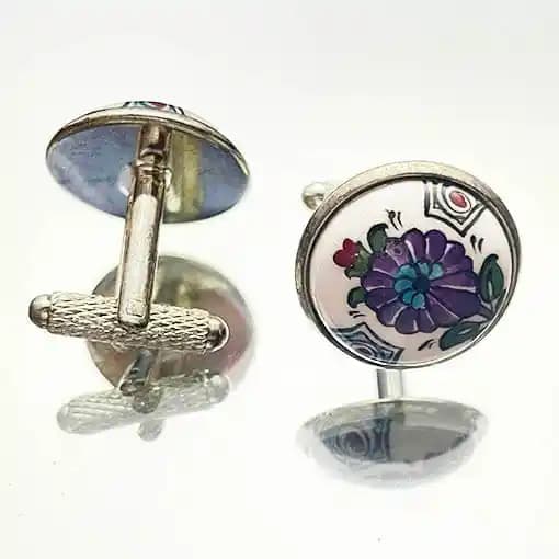 Tasarım Kol Düğmeleri: Şıklık ve Zarafetin Detaylarda Saklı Olduğu Moda Unsuru