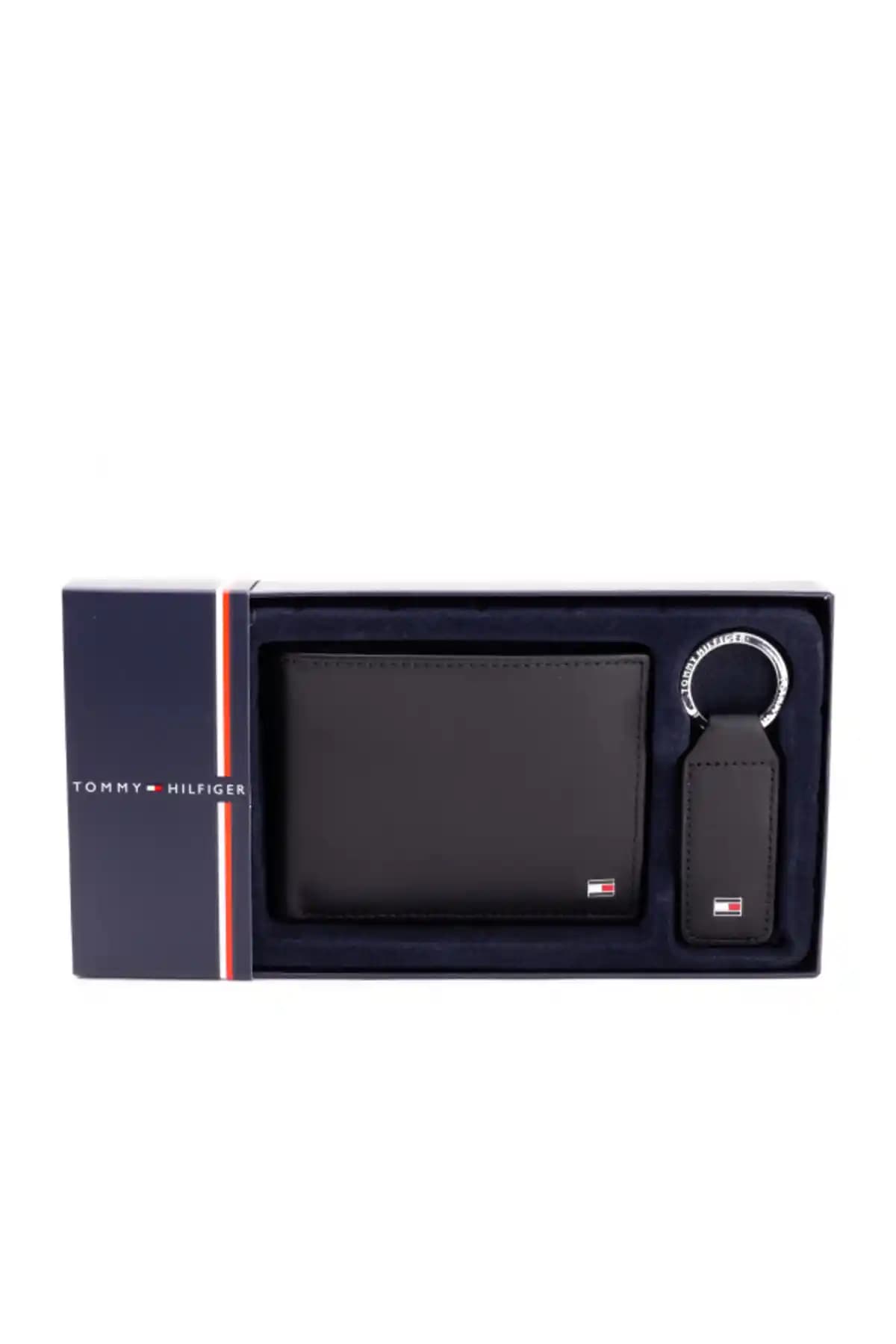 Tommy Hilfiger Anahtarlıkları: Şıklık ve Fonksiyonelliği Bir Arada Sunan Moda Aksesuarları