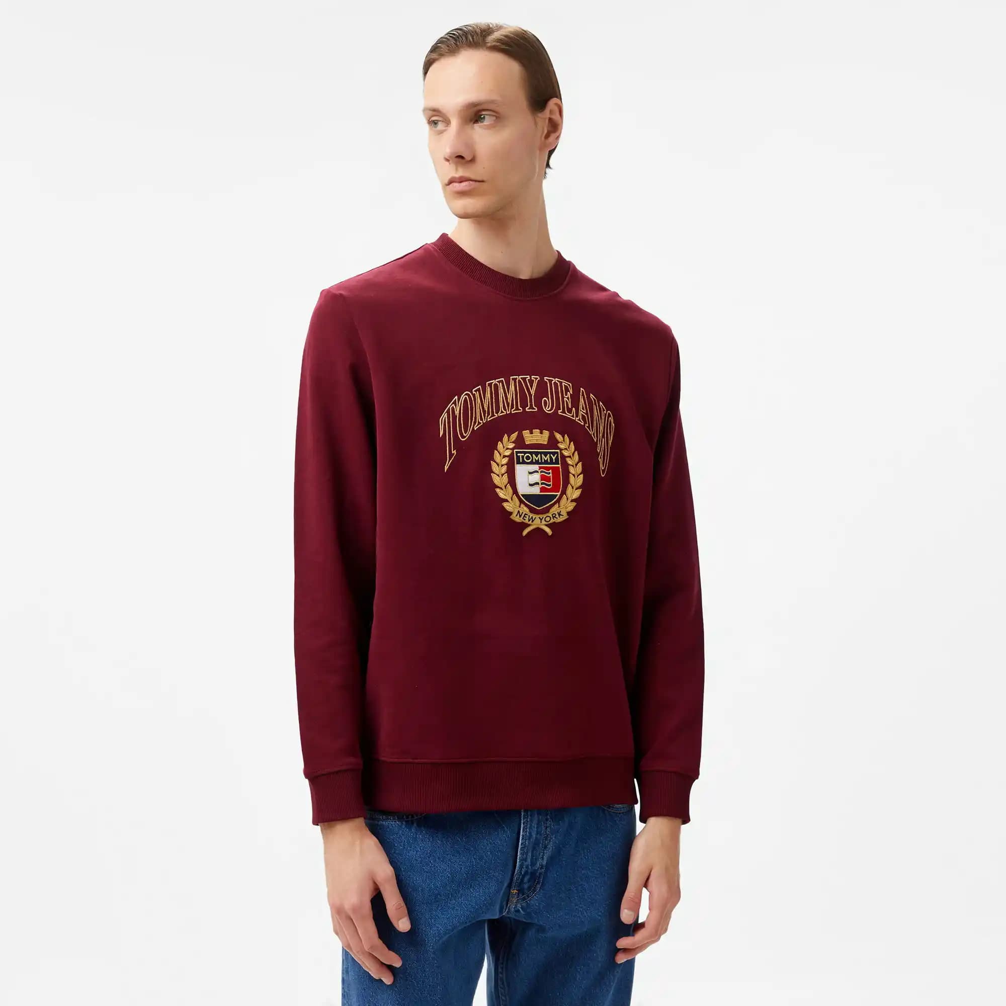 Tommy Hilfiger Armasının Tasarımı ve Moda Dünyasındaki Anlamı Hakkında Kapsamlı Bilgi