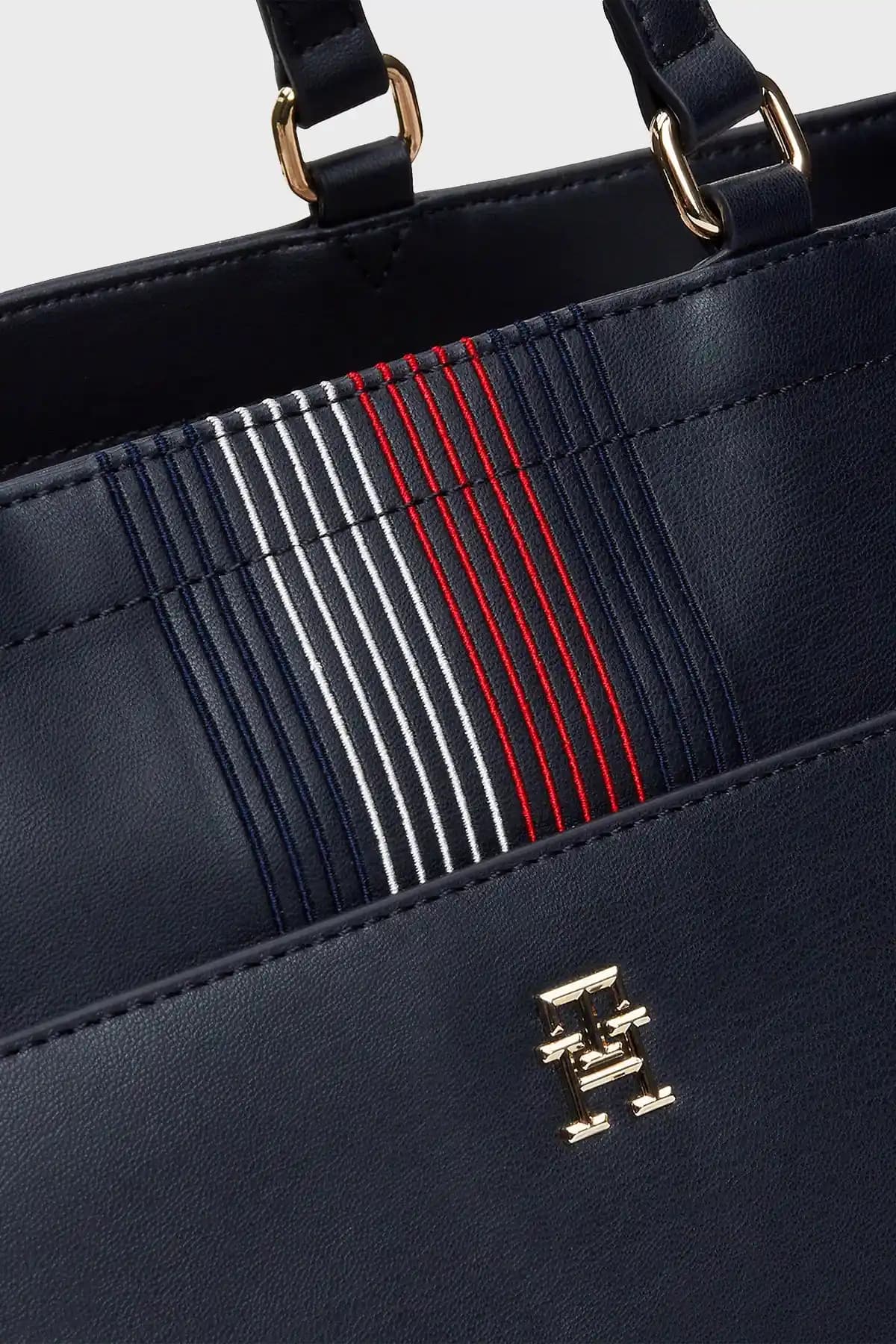 Tommy Hilfiger Askılı Çanta: Şıklık ve Fonksiyonelliği Bir Arada Sunan Moda Aksesuarı