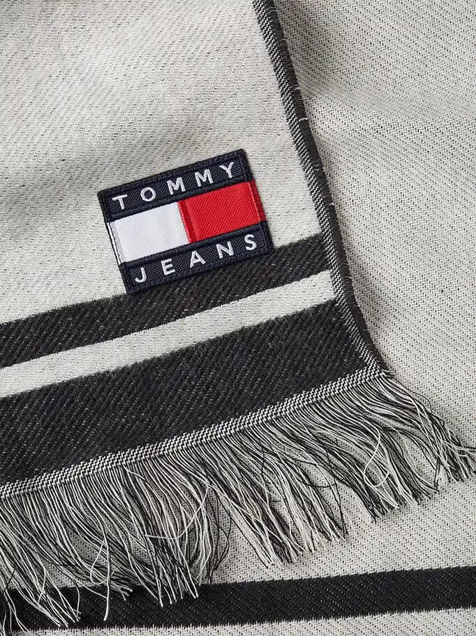 Tommy Hilfiger Atkıları: Moda ve Fonksiyonelliği Bir Arada Sunan Kış Aksesuarları