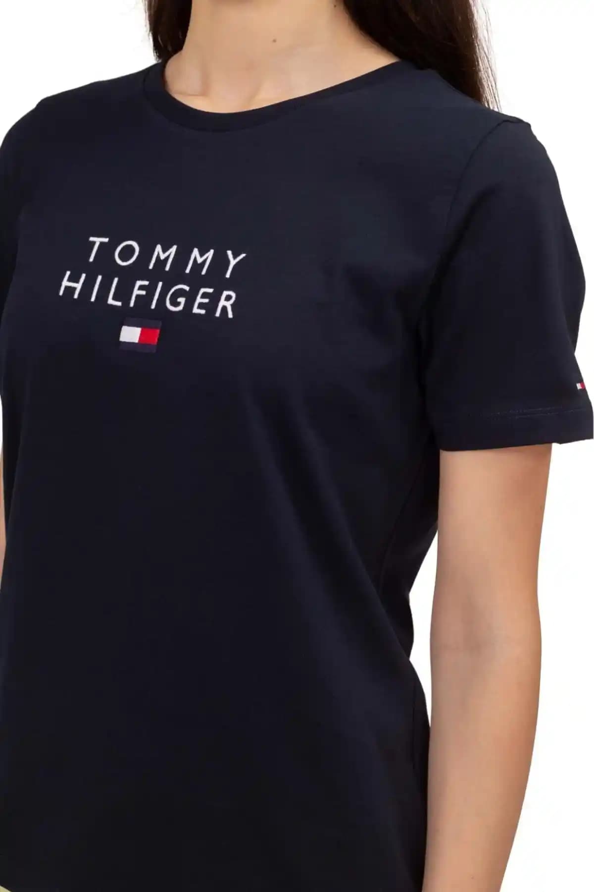 Tommy Hilfiger Bayan Tişörtleri Moda Trendlerini Yansıtan Şık ve Konforlu Seçenekler