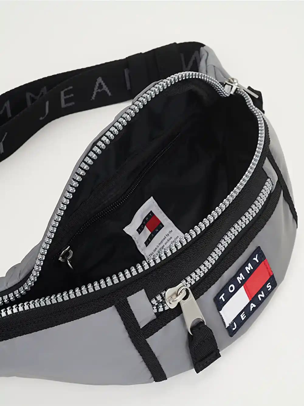 Tommy Hilfiger Bel Çantası: Moda Trendlerinde Şıklık ve Pratiklik Dengesi