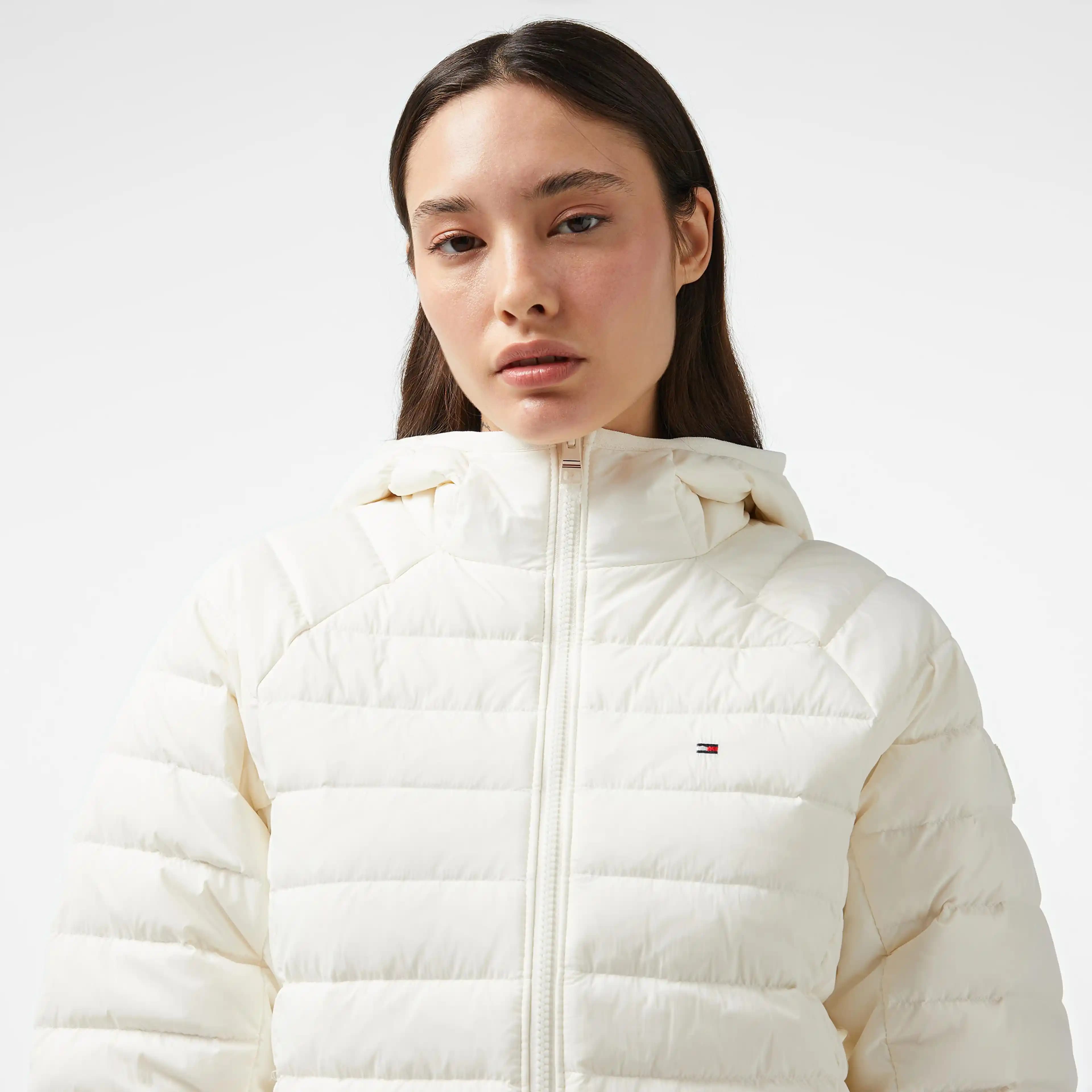 Tommy Hilfiger Beyaz Ceket: Moda Dünyasında Zamansız ve Şık Bir Parça