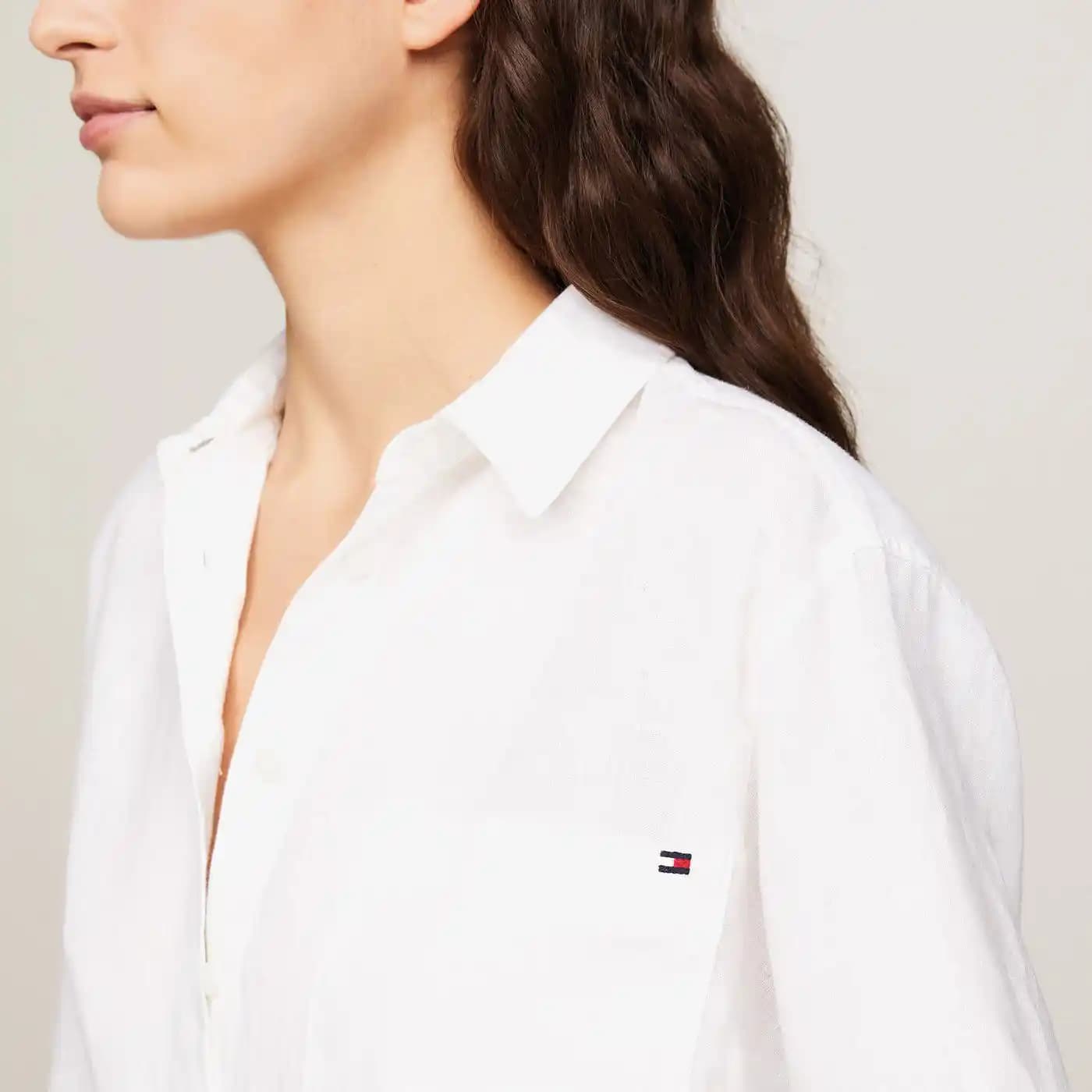 Tommy Hilfiger Beyaz Gömlek: Modern ve Zamansız Şıklık İçin En İyi Seçenekler