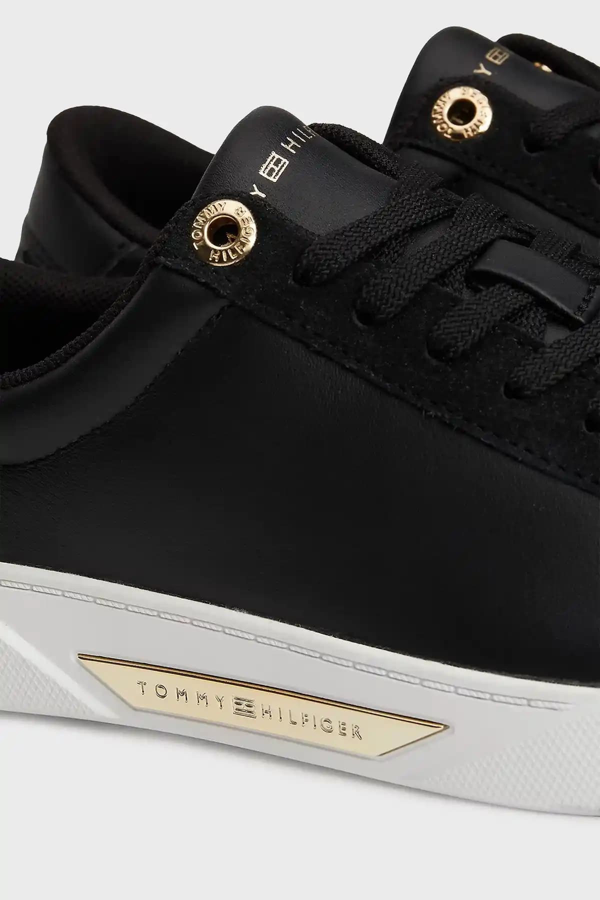 Tommy Hilfiger Deri Ayakkabılar: Şıklık ve Kalitenin Buluşması