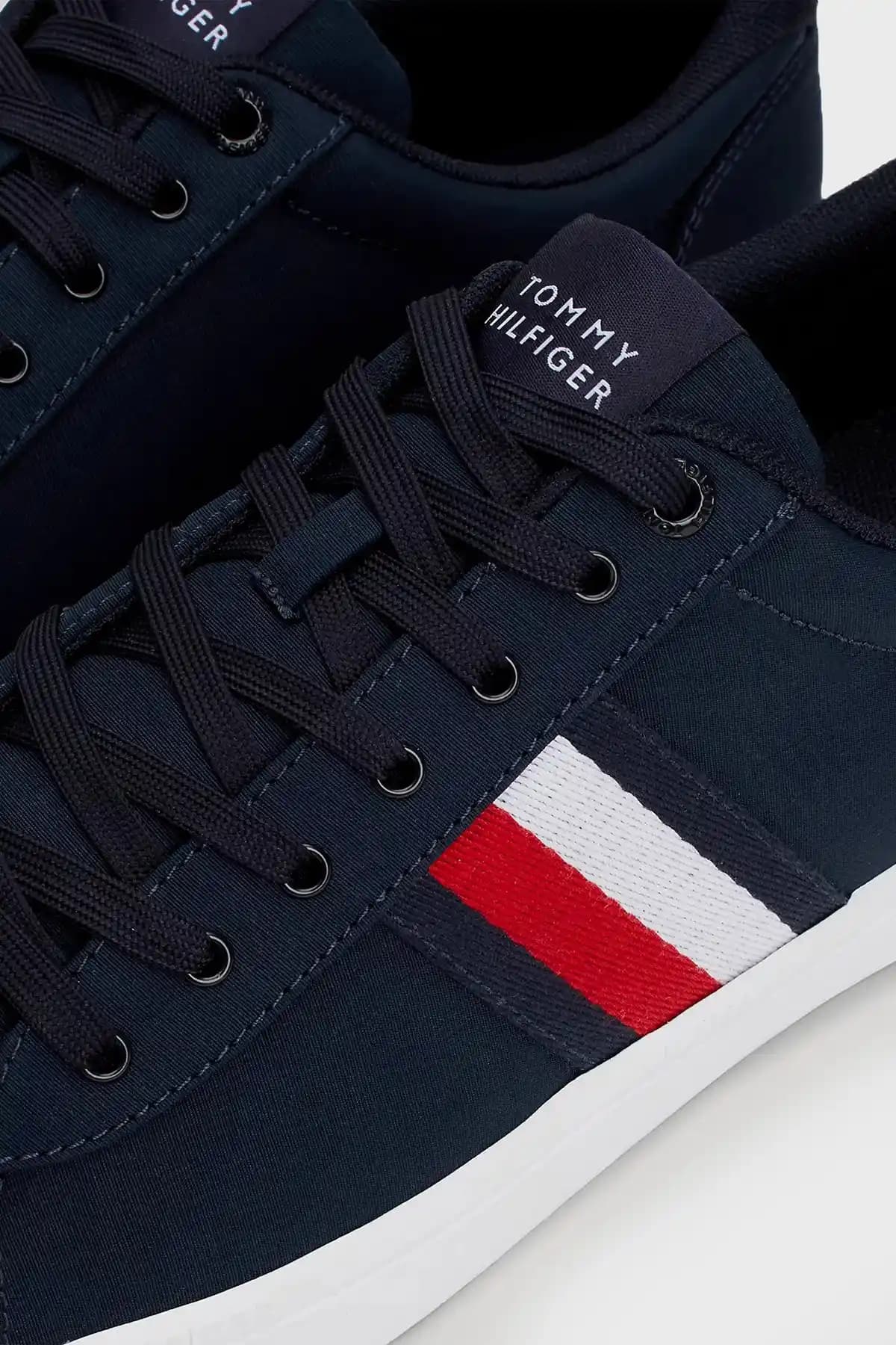Tommy Hilfiger Erkek Ayakkabıları: Şıklık ve Konforu Bir Arada Sunan Modeller