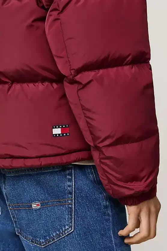 Tommy Hilfiger Erkek Şişme Mont: Şıklık ve Konforun Buluştuğu Kış Giyim Parçası