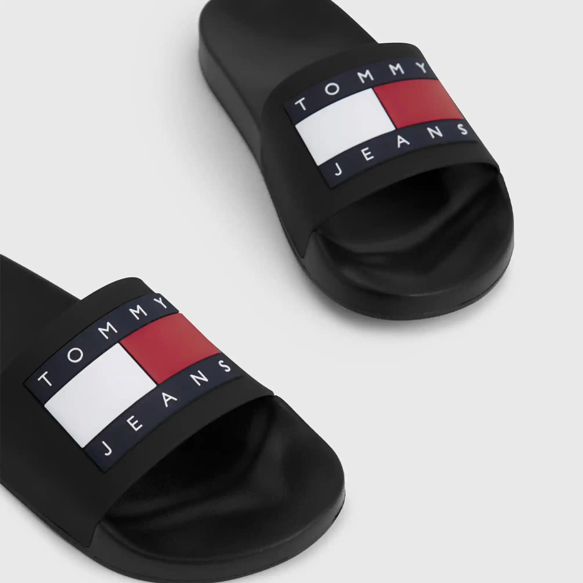 Tommy Hilfiger Erkek Terlikleri: Şıklık ve Konforu Bir Arada Sunan Modern Tasarımlar