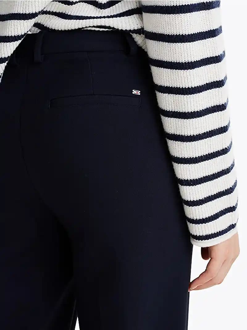 Tommy Hilfiger Kadın Pantolonları: Şıklık ve Konforu Bir Arada Sunan Modern Koleksiyon