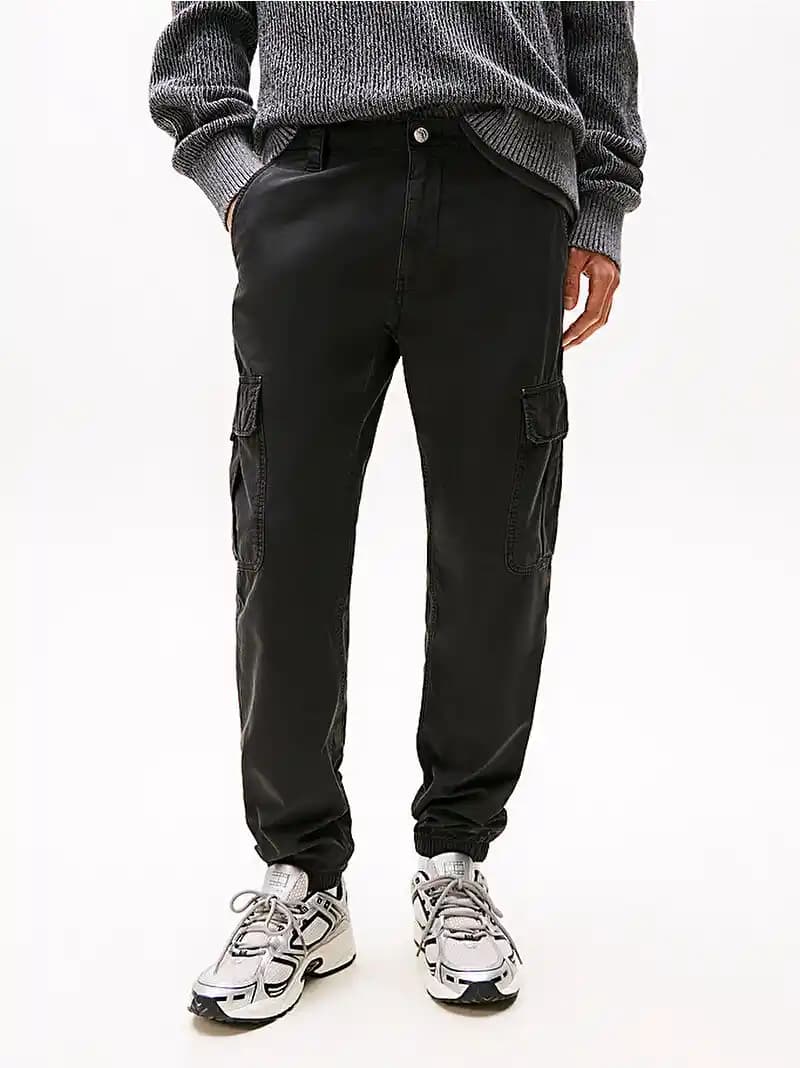Tommy Hilfiger Kargo Pantolon Koleksiyonu: Rahatlık ve Şıklığın Modern Buluşması