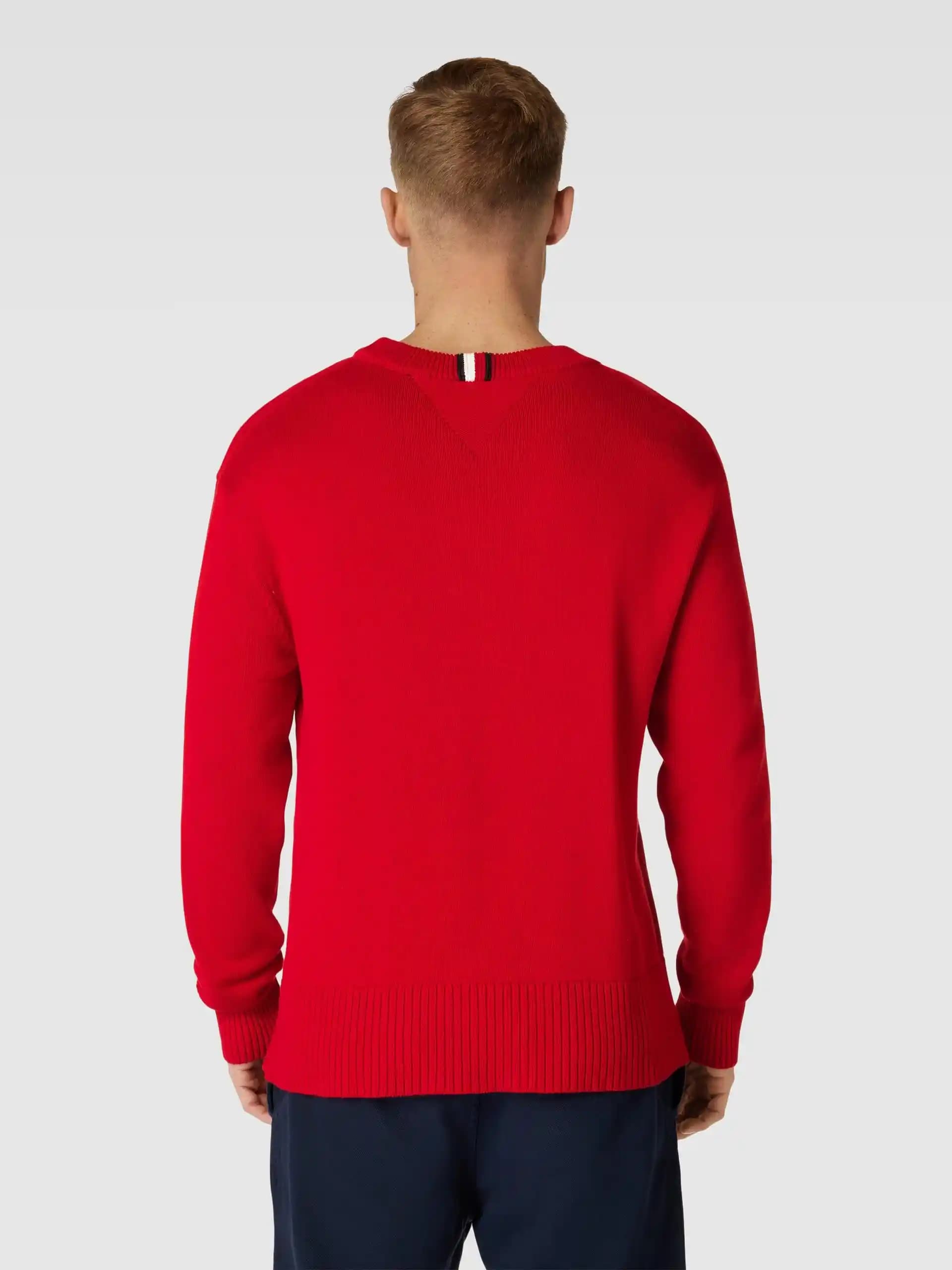 Tommy Hilfiger Kırmızı Kazak Modası: Stil ve Zarafetin Modern Buluşması