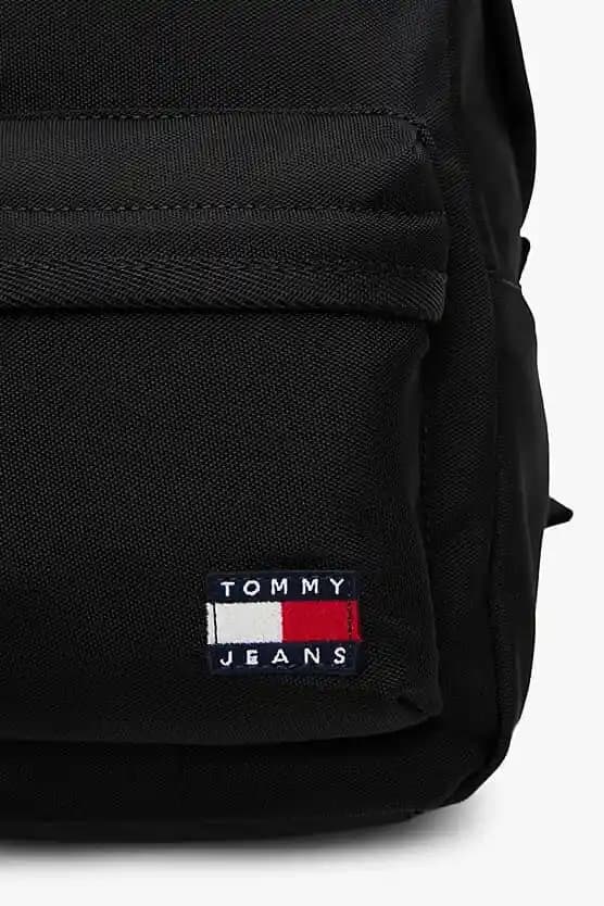 Tommy Hilfiger Sırt Çantalarıyla Şıklığı ve Fonksiyonelliği Bir Arada Yakalayın