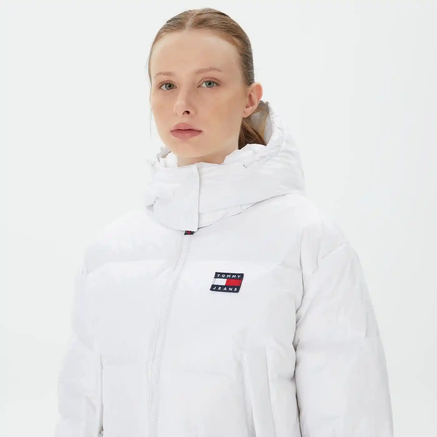 Tommy Hilfiger ve Beyaz Mont ile Kış Modasında Zarafet ve Şıklık Yakalamak