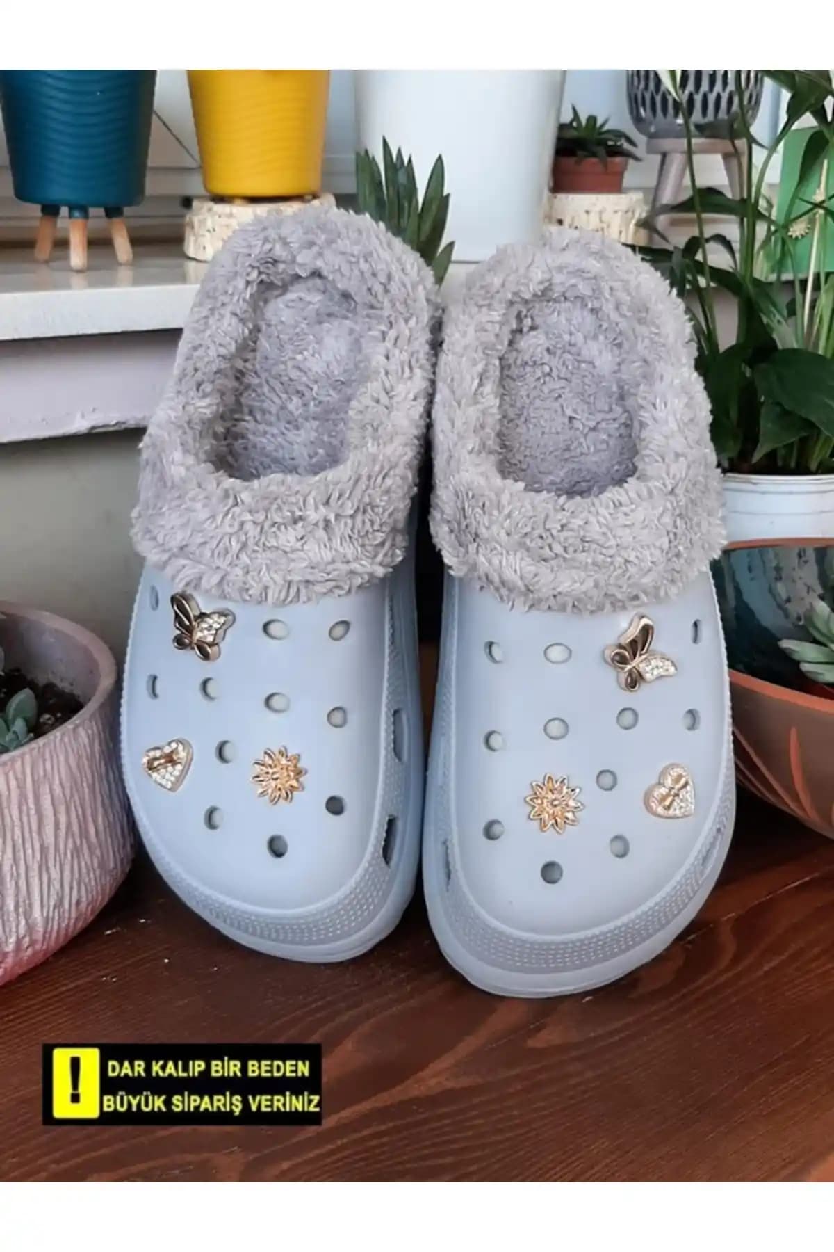 Tüylü Terlikler: Konfor ve Şıklığın Modern Moda Trendlerindeki Yeri ve Popülerlik Nedenleri