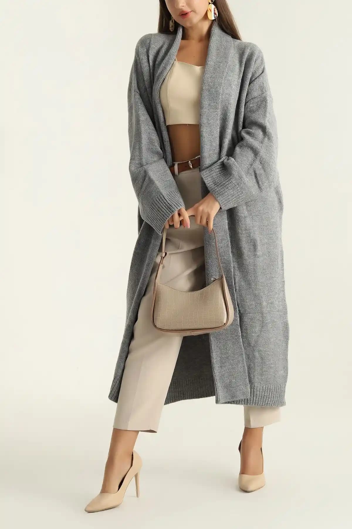 Uzun Bayan Hırkalar: Moda ve İşlevselliğin Modern Yansıması