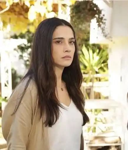 Yaz Modasının En Canlı ve Şık Kıyafetleri: Trendler, Kombinler ve Stil İpuçları