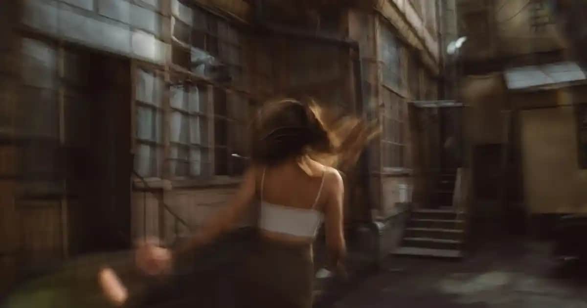 Çizgili Poplin Gömlekler: Şıklık ve Konforun Bir Arada Sunulduğu Modern Giyim Seçenekleri