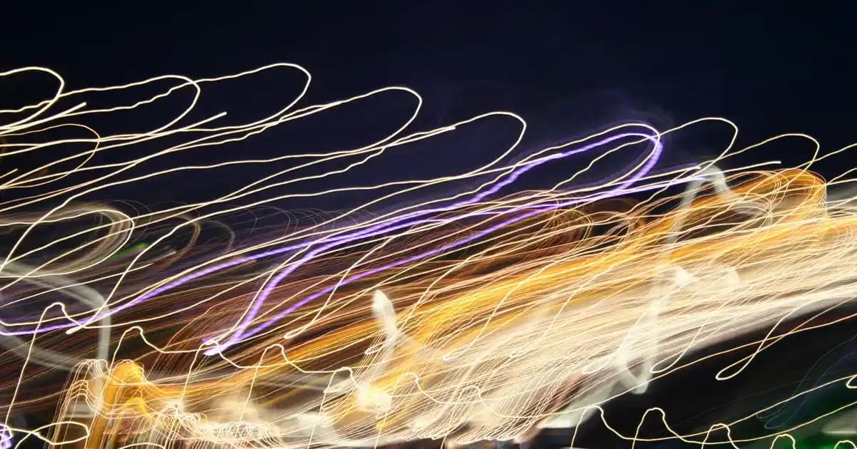 Kadınlar İçin Sweatshirt Şort Kombinleri: Rahatlık ve Şıklığın Birleştiği Moda Trendleri